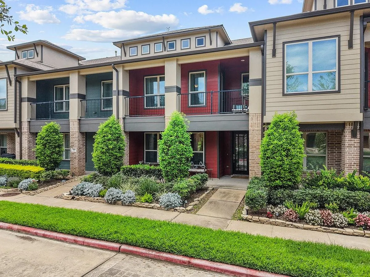 3 bed, 4.0 bath, 2741 sqft, $3,200 — Photo 2