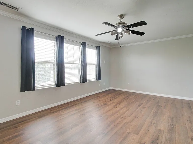 2143 W Marconi Ave — Photo 34