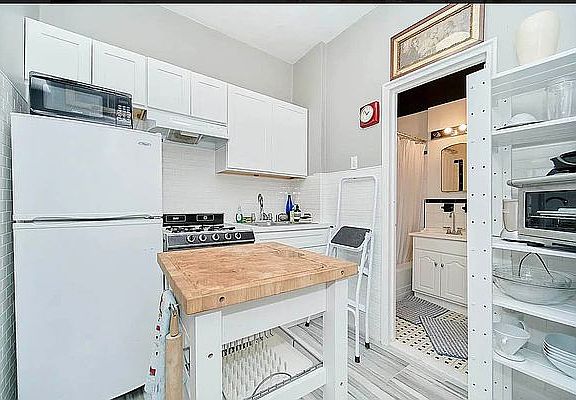 5th image of 724 Amsterdam Ave #4A