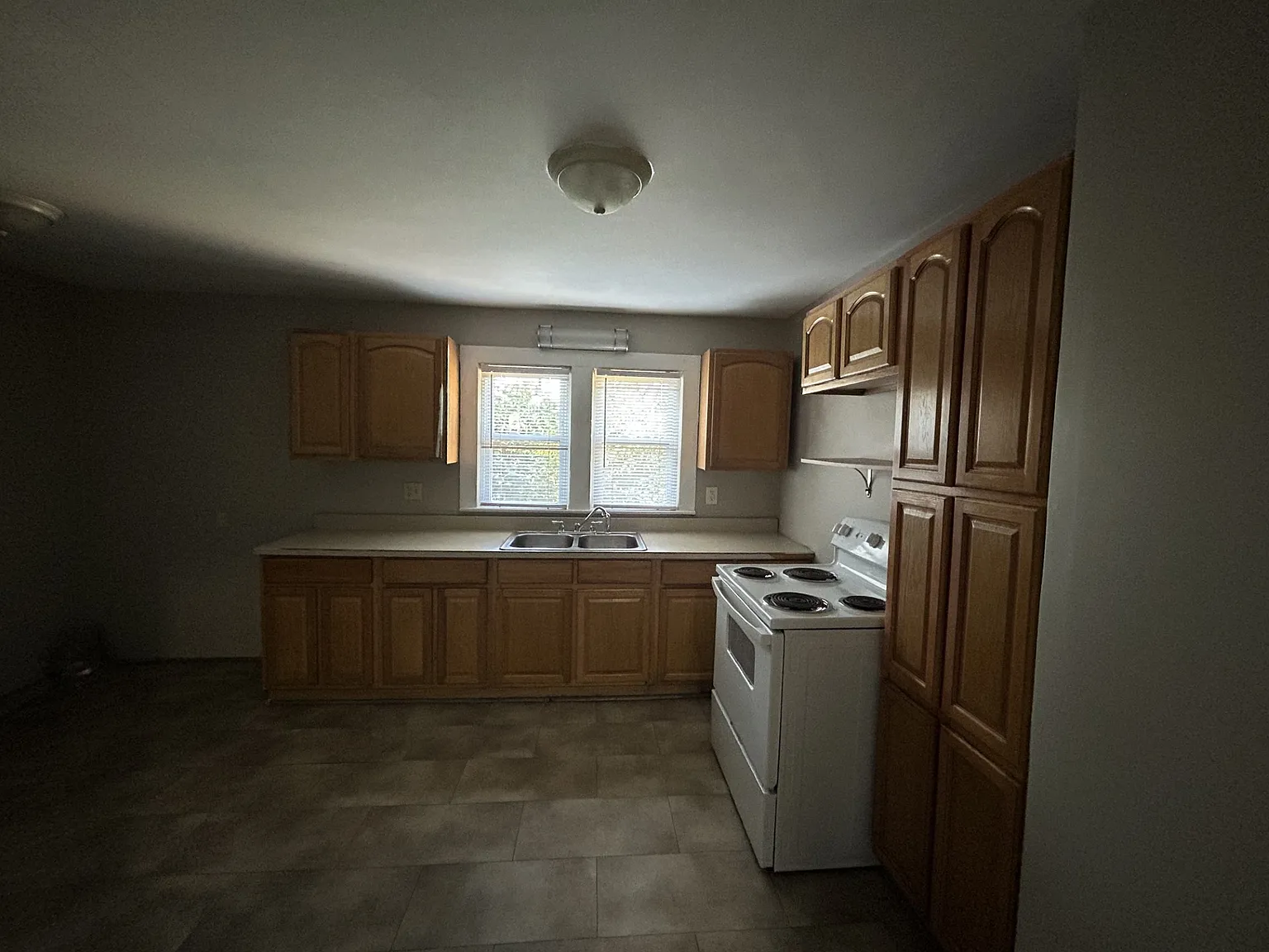 3 bed, 1027 sqft, $1,300 — Photo 4