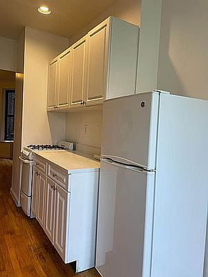 2nd image of 325 E 93rd St APT 4W