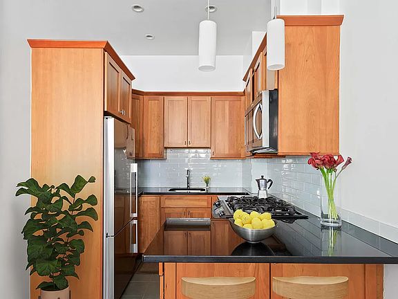 3rd image of 134 E 16th St APT 4