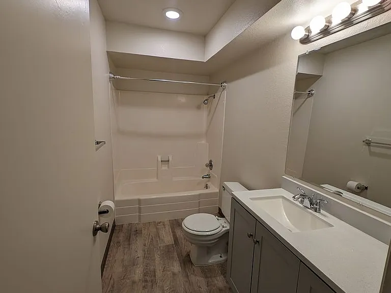 837 & 843 Lake Blvd #833-847 — Photo 9