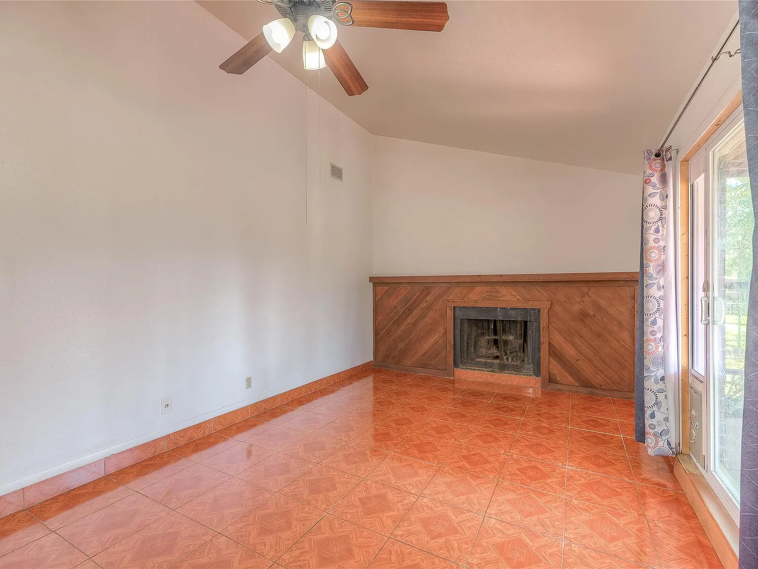 4 bed, 2.5 bath, 1955 sqft, $2,000 — Photo 4