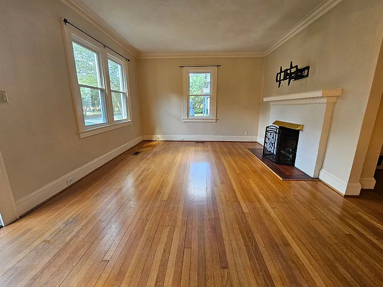 936 Larchmont Cres — Photo 3