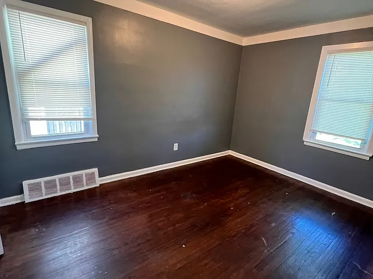 8832 Vaughan St — Photo 5