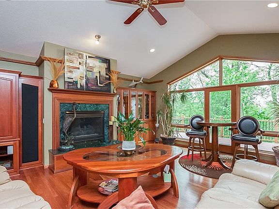 2nd image of 2419 Crestwood Dr