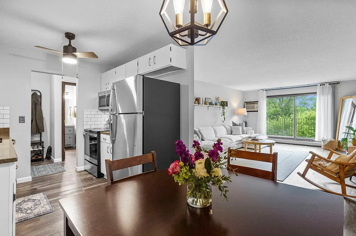 1 bed, 848 sqft, $1,350 — Photo 2