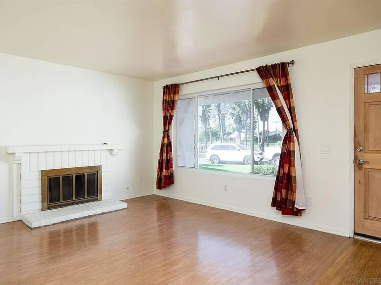7553 Winterwood Ln — Photo 2