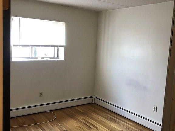 4th image of 141 Commercial St APT 4