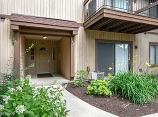 748 Rodenburg Rd APT 1C, Roselle, IL 60172