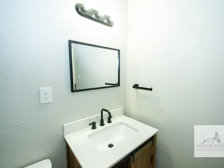1136 E Griffith Way — Photo 15