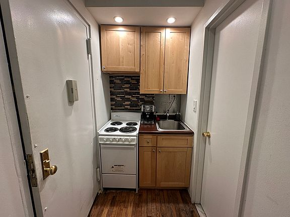 4th image of 162 E 61st St #A1