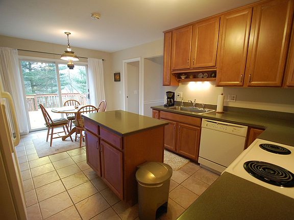 Kitchen - separate eating area with sliding door to deck