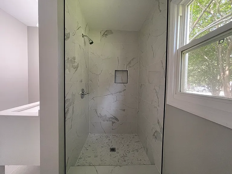 Master bath/walk-in shower