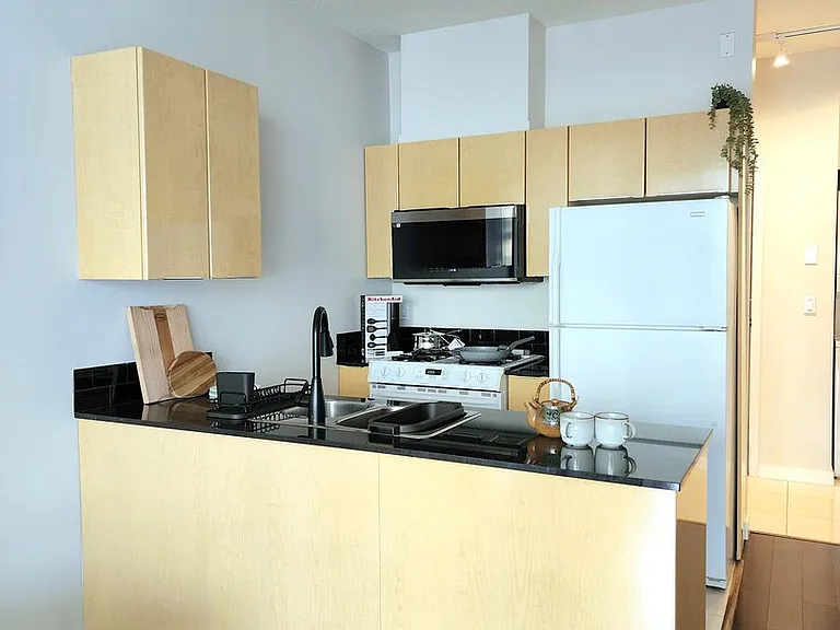 1239 Georgia St W — Photo 11