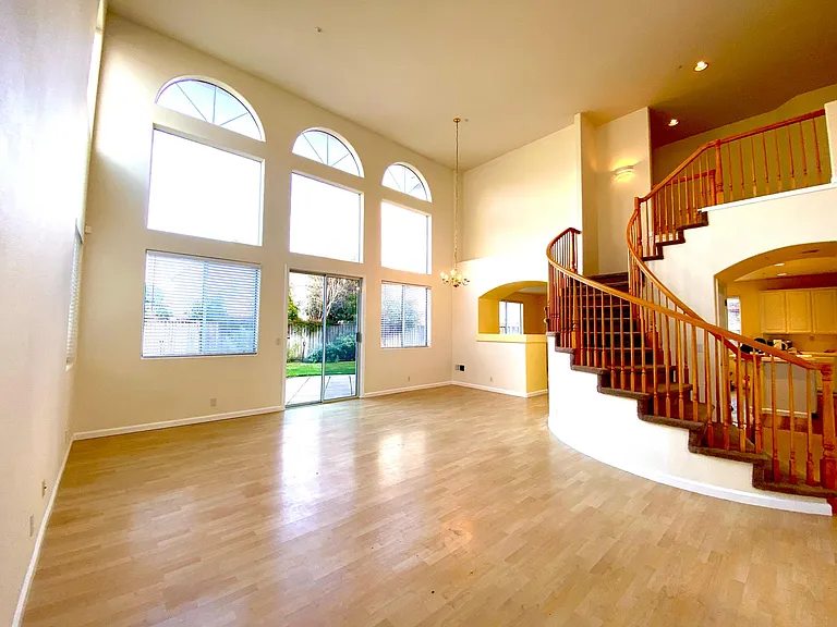 8 Lewis Cir — Photo 2