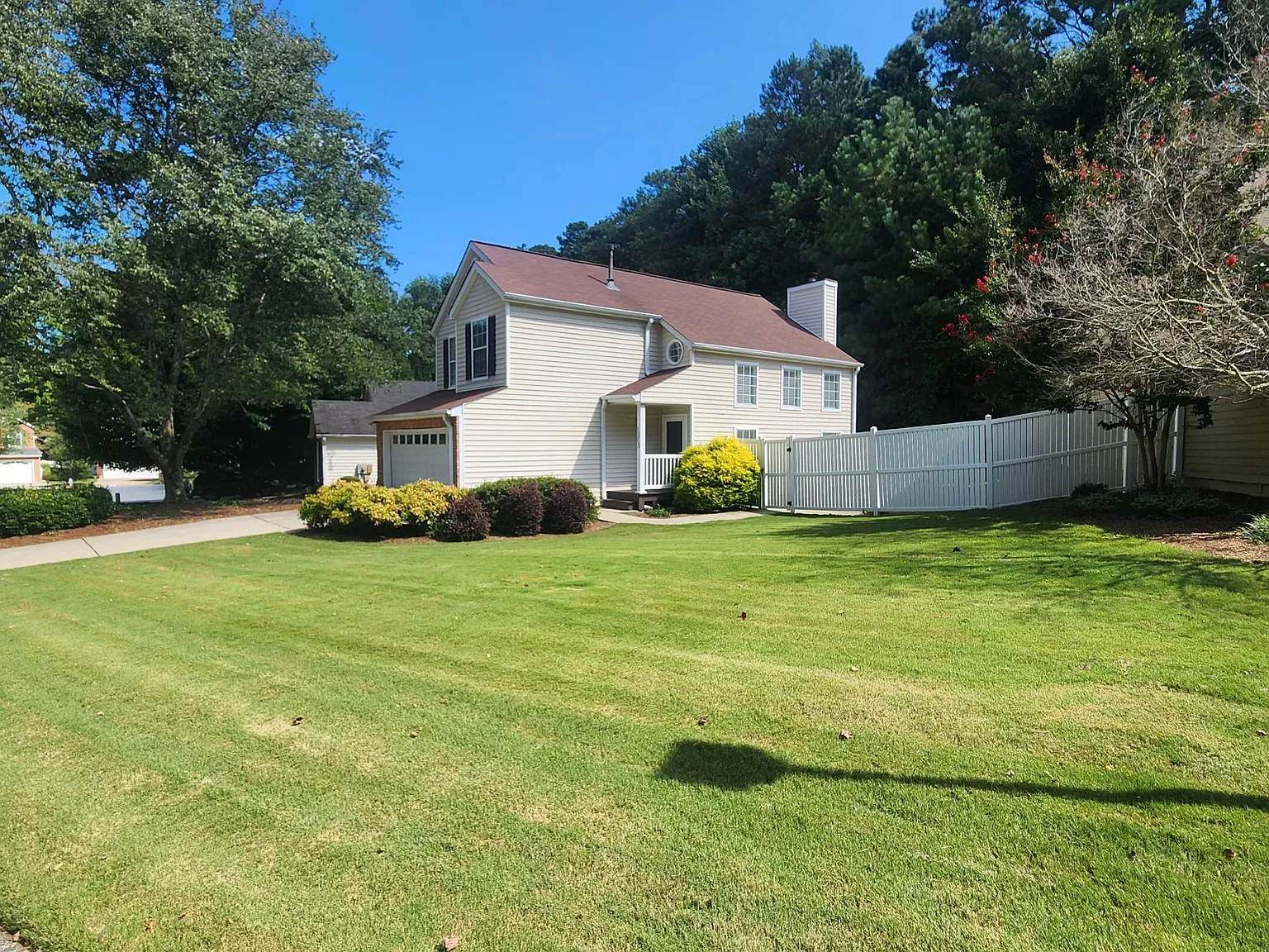 3 bed, 2.5 bath, 1700 sqft, $2,400 — Photo 2