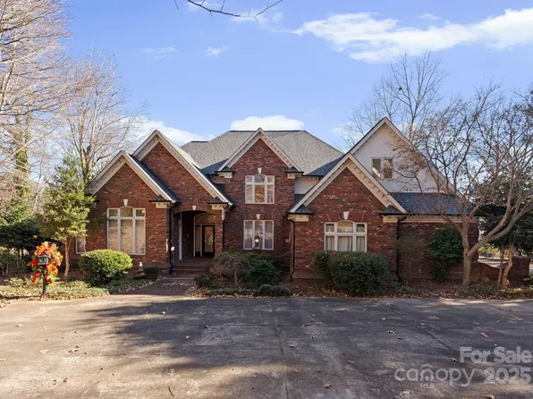 718 Eagle Point Ct, Matthews, NC 28104