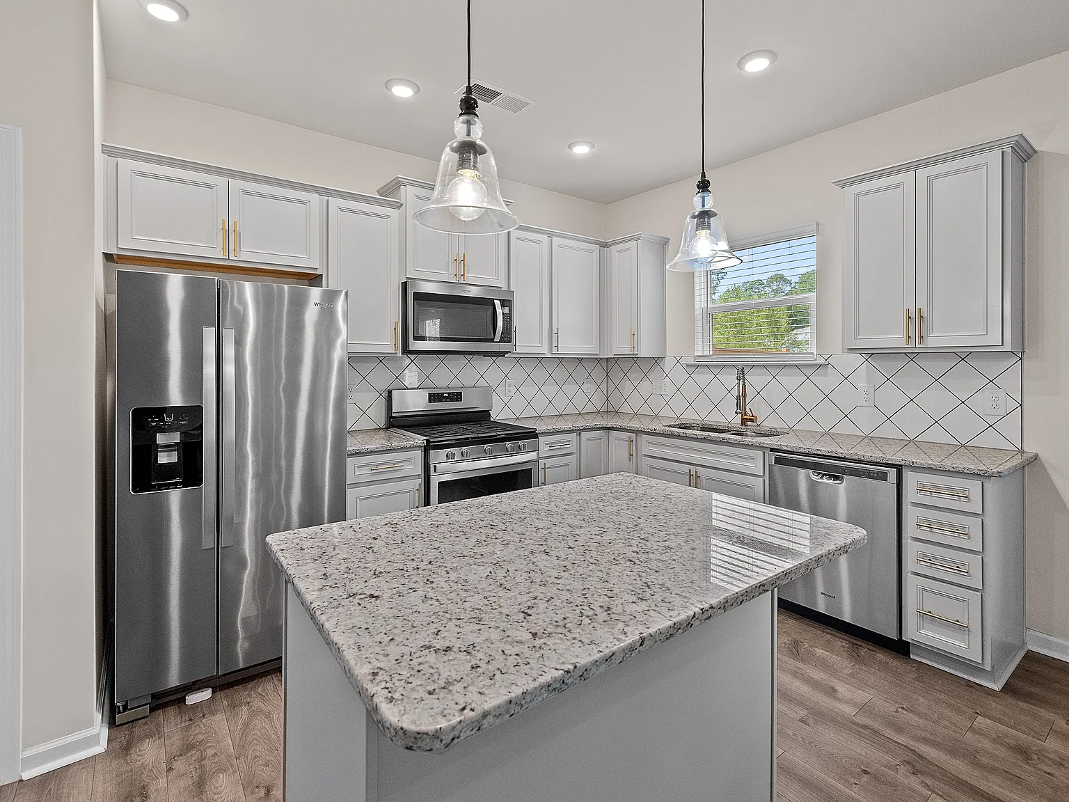 4 bed, 2.5 bath, 2287 sqft, $2,500 — Photo 4