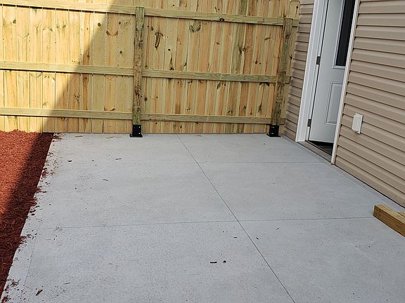 3rd image of 824 E 9th St #2