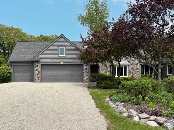 2618 W Lake Park COURT, Mequon, WI 53092