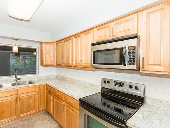 2nd image of 1404 N Palm Dr