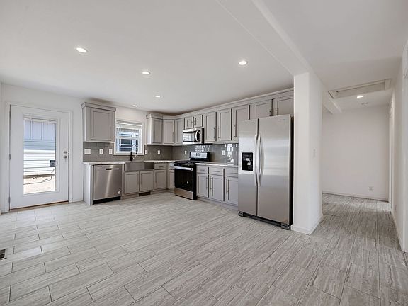 4th image of 500 42nd St SE #502