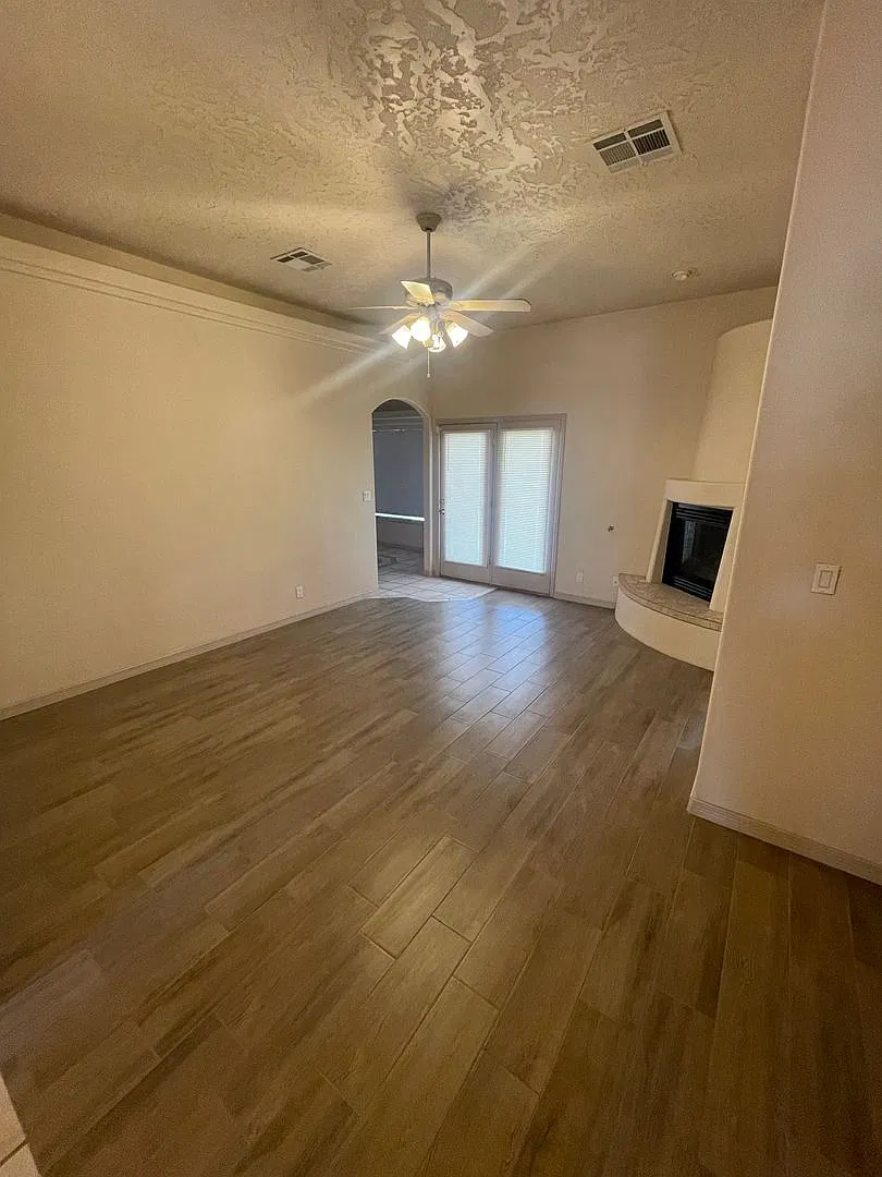 Cute 3 Bedroom/2 Bath Home off Roadrunner Pkwy — Photo 3