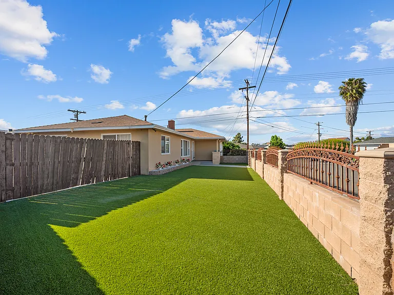 2260 Altadena Ave — Photo 2