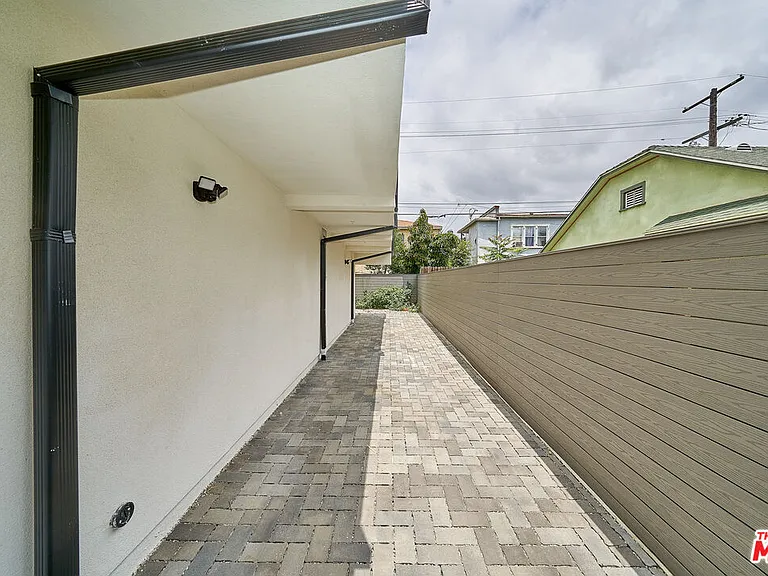 601 W 41st Pl — Photo 5