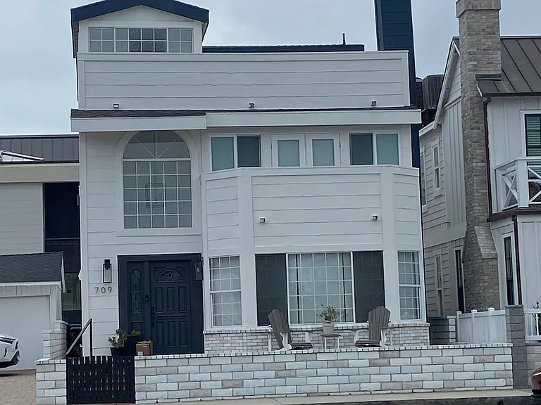 709 W Balboa Blvd — Photo 1