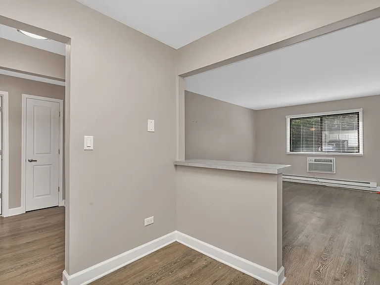 Lakeside Village Apartments — Photo 38