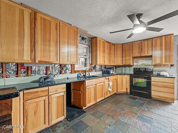 3rd image of 723 Halifax Rd