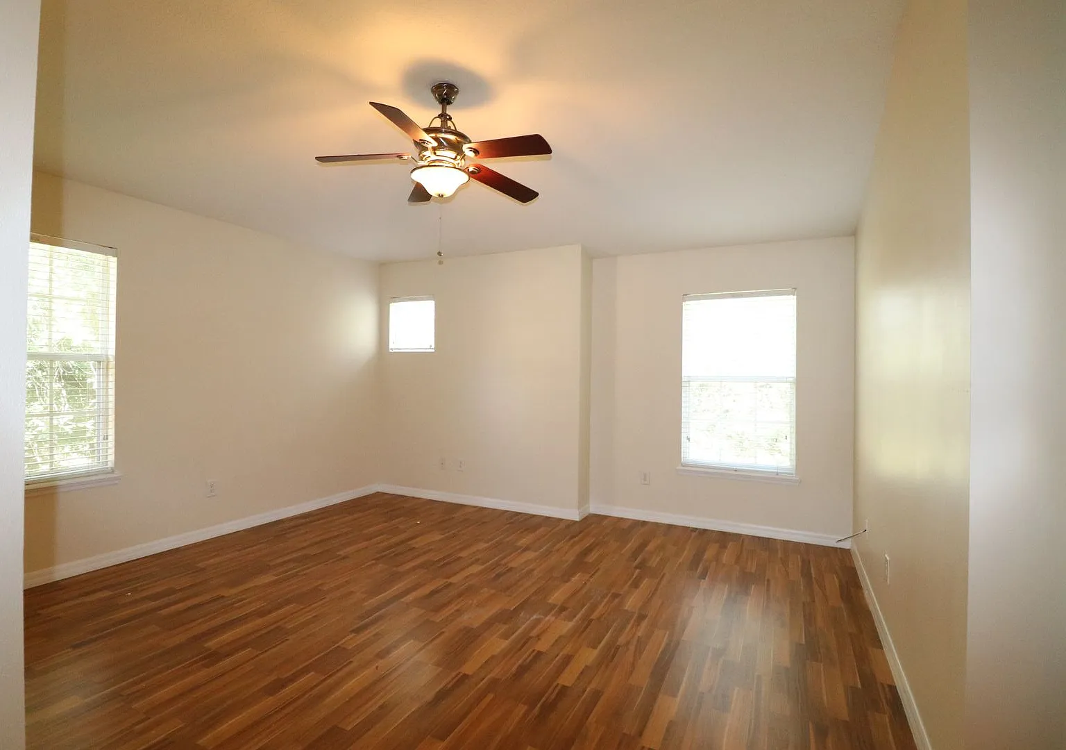 3/2.5/2 Town Home in gated community with public pool! — Photo 2