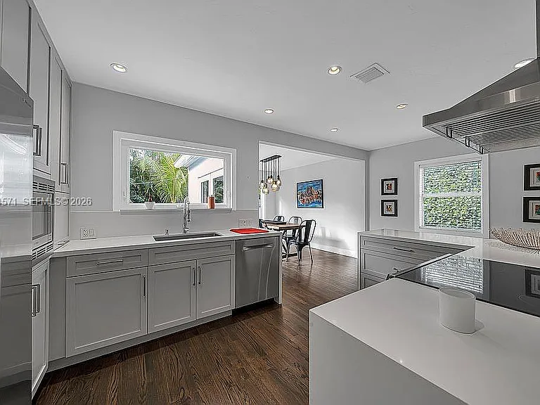 5850 SW 47th St — Photo 4