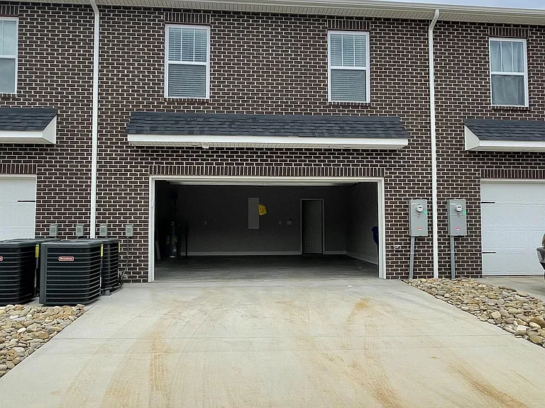 338 Broadberry Ave — Photo 9