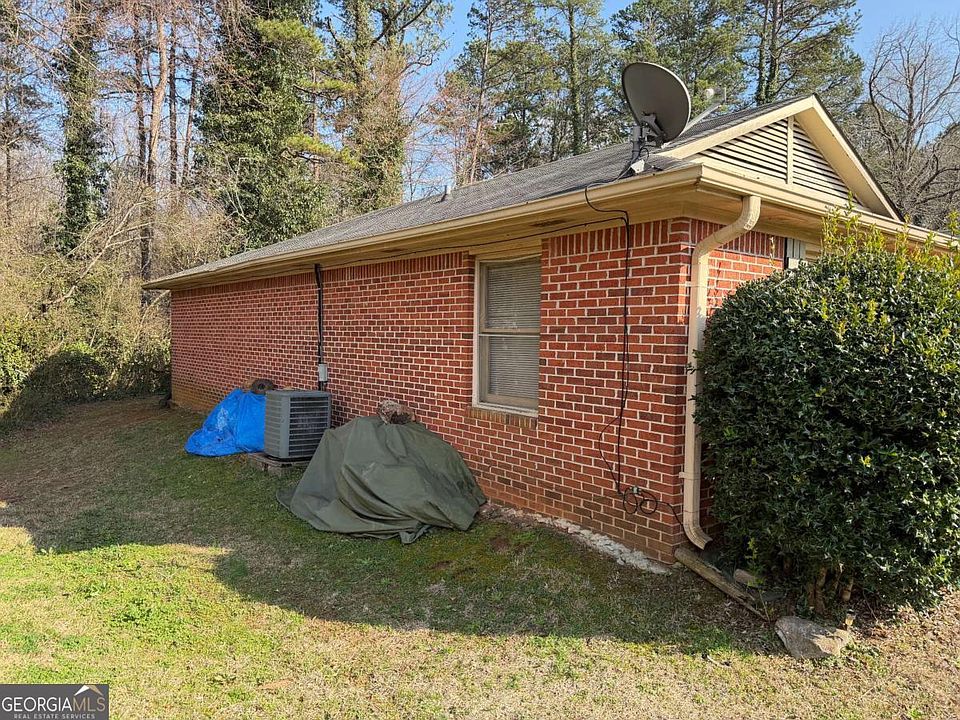 2nd image of 1628 Riverside Trl NE