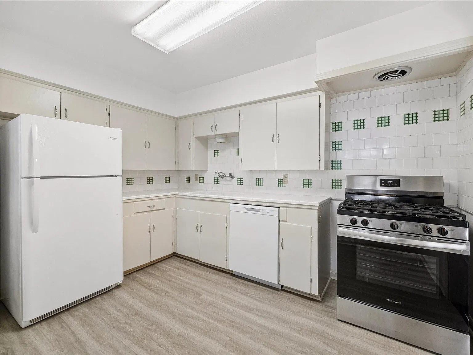 3 bed, 1.0 bath, 1363 sqft, $2,250 — Photo 4