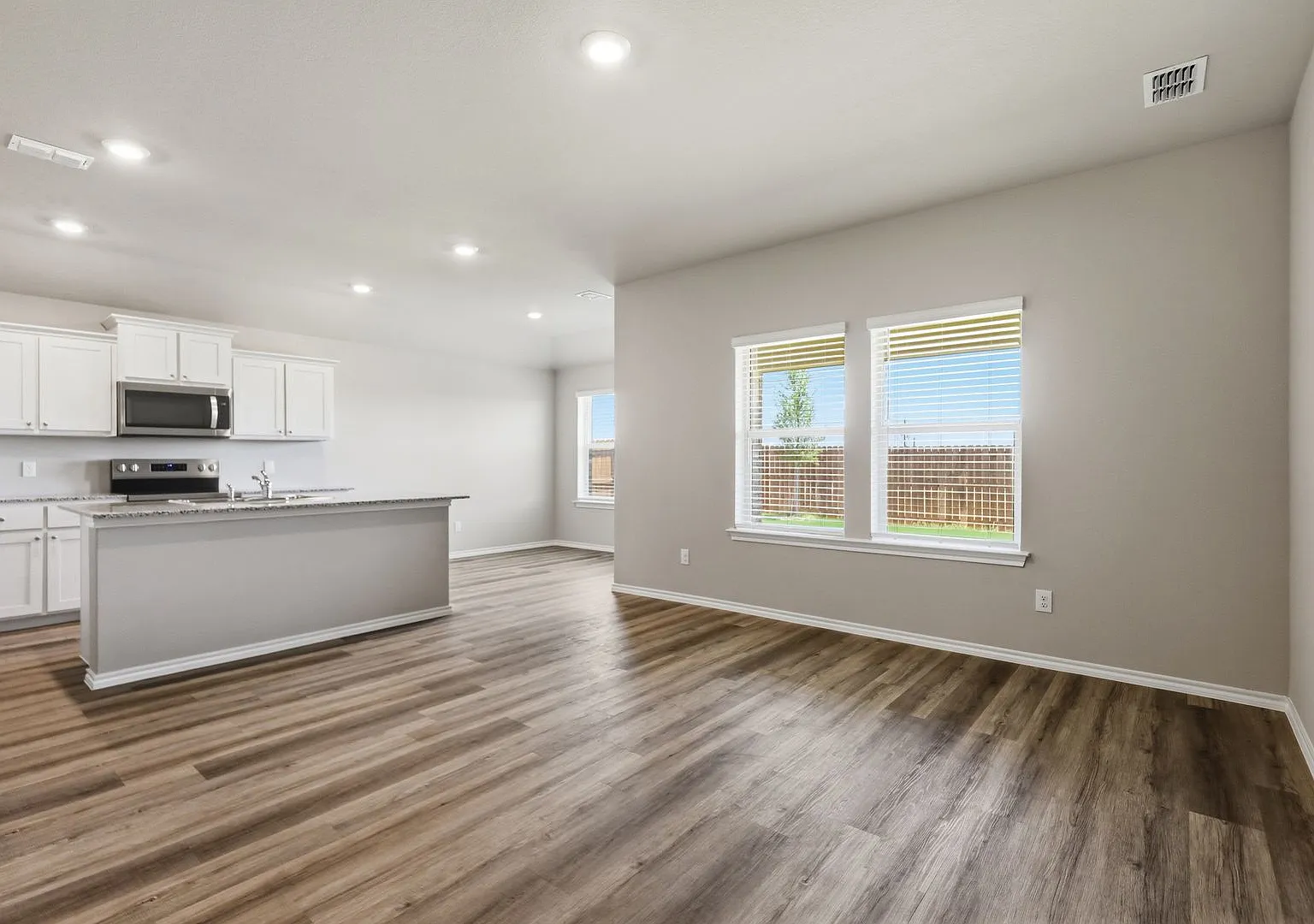 Contemporary in Cleburne! — Photo 2
