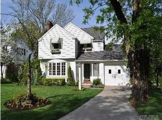 27 Shorehaven Ln, Manhasset, NY 11030