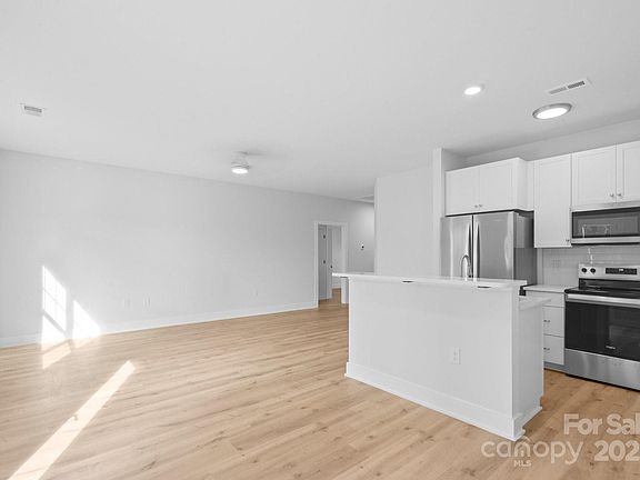 3rd image of 2405 Shaw Ave