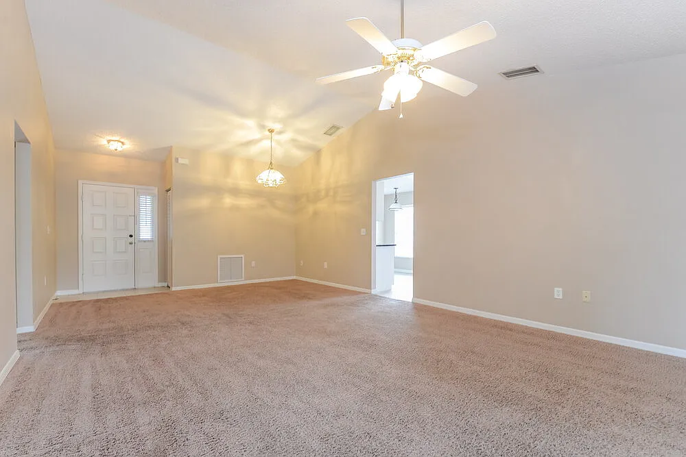 3 bed, 2.0 bath, 1346 sqft, $2,090 — Photo 3