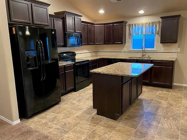 4 bed, 1623 sqft, $2,300 — Photo 3