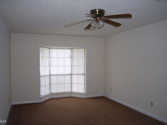 3rd image of 7 Oxford Dr