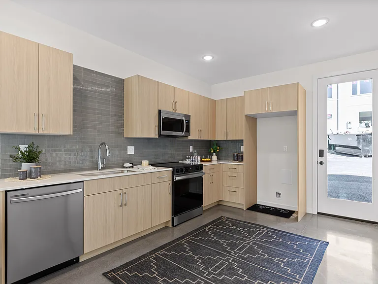105 E Oldham Ave — Photo 23