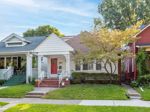 1132 Lakepointe St, Grosse Pointe Park, MI 48230