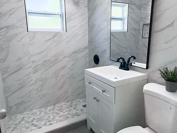 4th image of 2533 NE 12th Terrace
