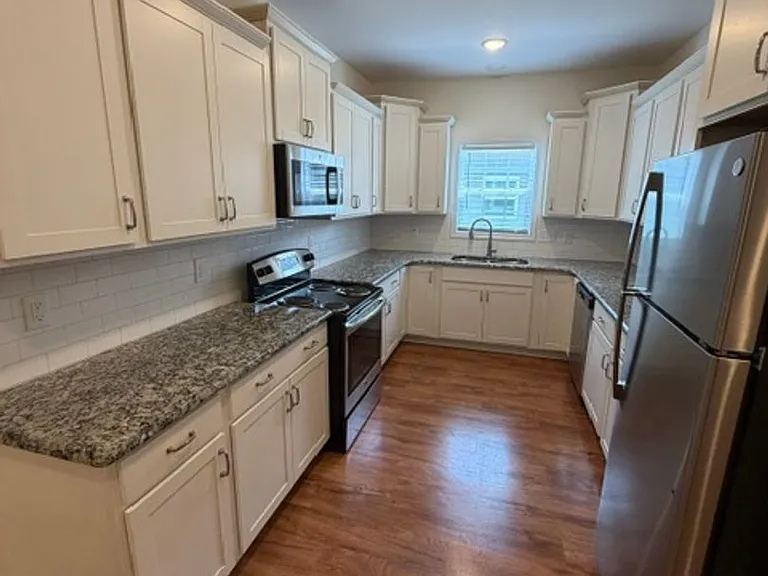 913 Linwood Ave — Photo 12