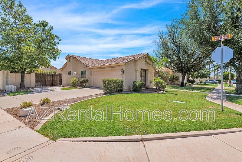 3 bed, 2.0 bath, 1715 sqft, $2,995 — Photo 2